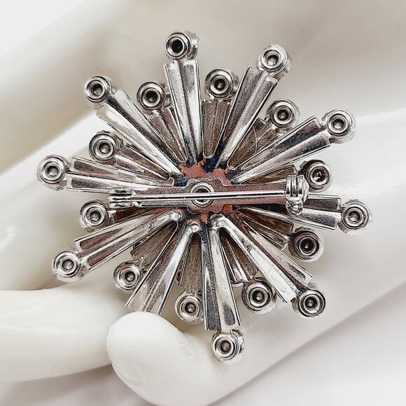 Vintage 1950s Snowflake Rhinestone Brooch, Clear Sparkling Stones, Just Under 2” - Picture 5 of 9